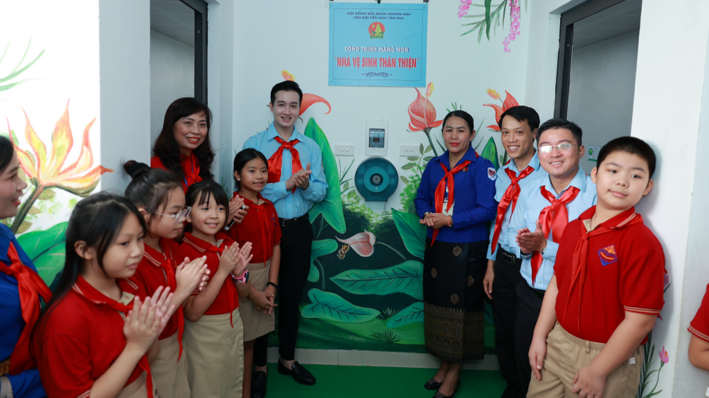 Đồng chí Đào Đức Việt, Phó Bí thư Thành đoàn, Chủ tịch Hội đồng Đội thành phố tiếp đoàn công tác Lào và khánh thành công trình nhà vệ sinh thân thiện tại liên đội trường tiểu học Tân Mai