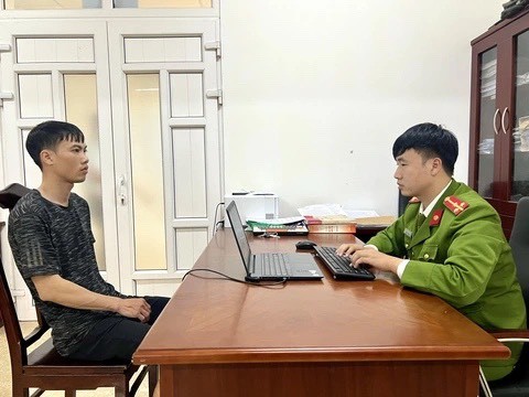 Cơ quan điều tra lấy lời khai của đối tượng Nguyễn Cửu Quốc (Ảnh CACC)