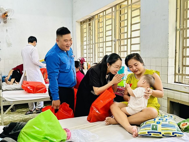 Mang Xuân ấm áp đến với bệnh nhân nội trú