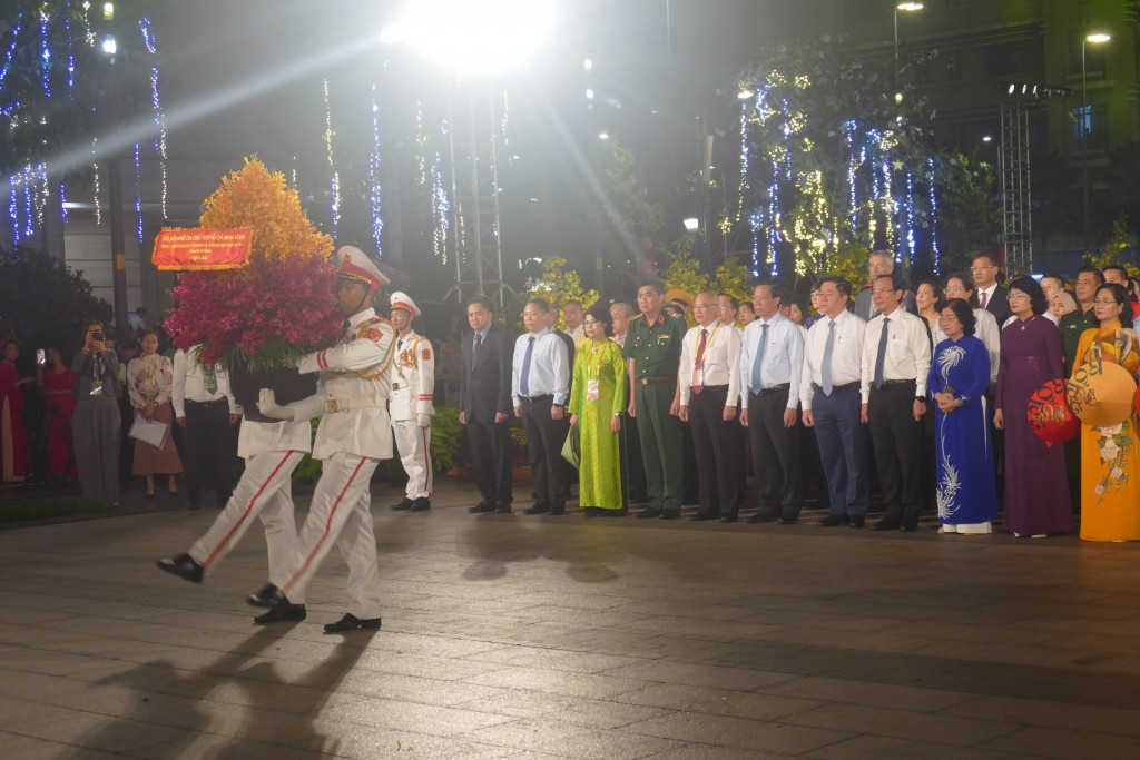 Trước buổi lễ khai mạc, các đại biểu đã dâng hoa lên tượng đài Chủ tịch Hồ Chí Minh tại phố đi bộ Nguyễn Huệ Trước buổi lễ khai mạc, các đại biểu đã dâng hoa lên tượng đài Chủ tịch Hồ Chí Minh tại phố đi bộ Nguyễn Huệ