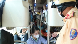 TP Hồ Chí Minh: Xử lý hàng loạt xe "nhồi nhét" khách dịp Tết