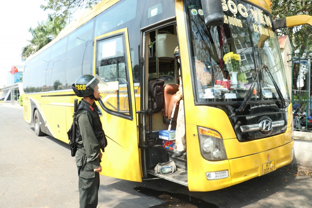 Lực lượng chức năng kiểm tra phương tiện chở quá số khách quy định