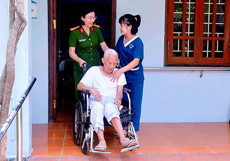 Trung tá Nguyễn Thanh Huyền giúp cụ ông khó đi lại, vận động ra làm CCCD