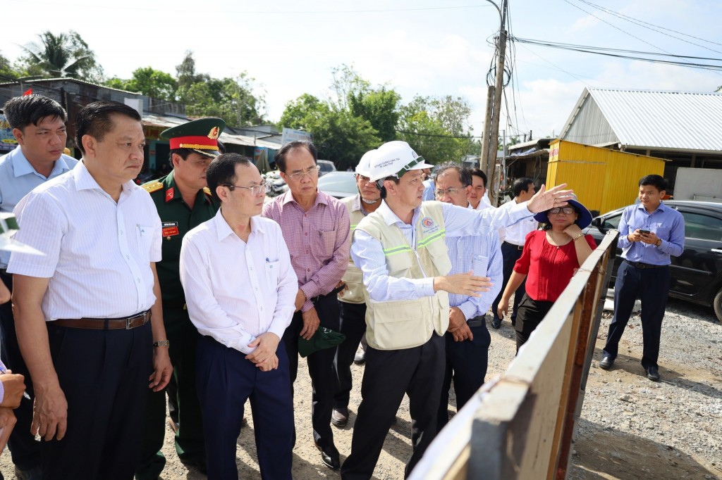 Ông Nguyễn Văn Hiếu - Ủy viên dự khuyết Ban Chấp hành Trung ương Đảng, Bí thư Thành ủy Cần Thơ kiểm tra tiến độ thực hiện dự án công trình cầu Tây Ðô, huyện Phong Điền
