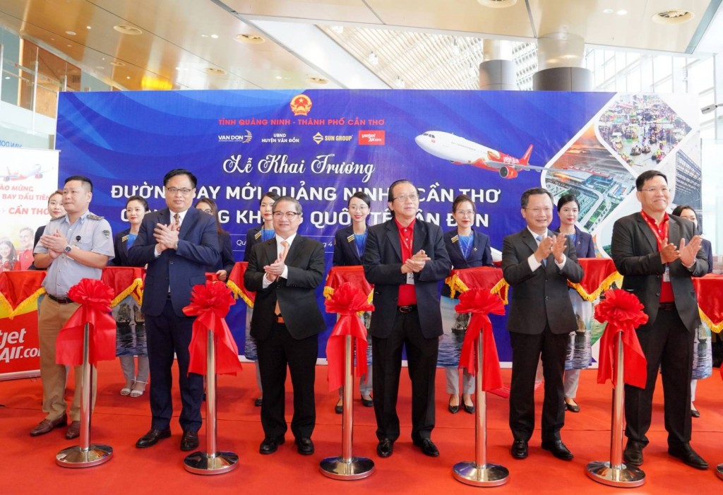 Chủ tịch UBND thành phố Cần Thơ Trần Việt Trường (thứ 3 bên phải) cùng các đại biểu thực hiện nghi thức khai trương đường bay đầu tiên kết nối thành phố Cần Thơ và tỉnh Quảng Ninh