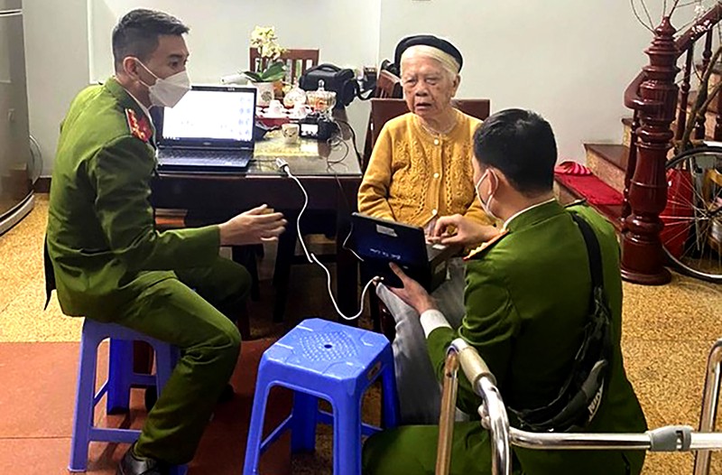 Tổ công tác cấp CCCD lưu động của Công an quận Bắc Từ Liêm thu nhận dữ liệu của cụ bà Trần Thị Nga - 106 tuổi, cư trú tại địa bàn phường Phúc Diễn trong ngày 28 Tết Nhâm Dần