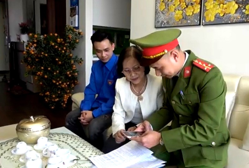 Đại úy Nguyễn Đình Chiểu cùng đoàn viên thanh niên đến các hộ dân tuyên truyền thực hiện Đề án 06 của Chính phủ trong những ngày Tết 