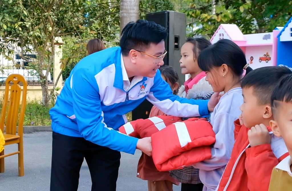 Anh Hoàng Văn Hải, Bí thư Tỉnh đoàn Quảng Ninh, tặng áo ấm cho trẻ em vùng cao huyện Ba Chẽ