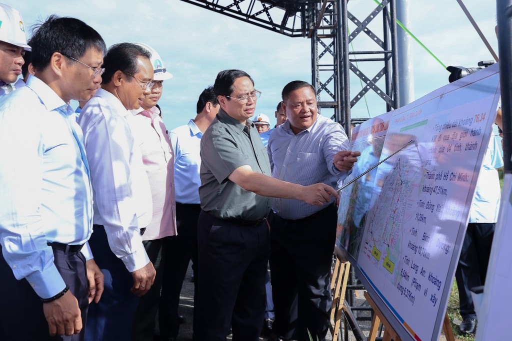 Thủ tướng Chính phủ Phạm Minh Chính; Bí thư Tỉnh ủy, Chủ tịch HĐND tỉnh Long An Nguyễn Văn Được cùng các đồng chí lãnh đạo kiểm tra thi công dự án đường Vành đai 3 qua địa bàn tỉnh Long An ngày 25/7