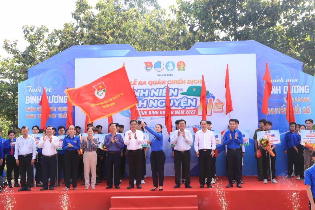: Các đại biểu thực hiện nghi thức phát động ngày thanh niên Bình Dương cùng hành động thực hiện Nghị quyết Đại hội đại biểu Đoàn TNCS Hồ Chí Minh tỉnh lần thứ XI