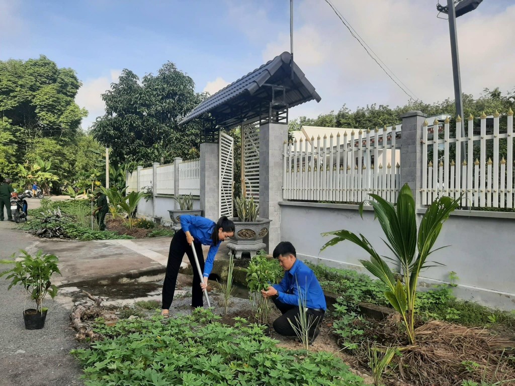 Đồng chí Nguyễn Thanh Thảo, Phó Bí thư Tỉnh đoàn, Chủ tịch Hội LHTN tỉnh Bình Dương tham gia hưởng ứng trồng cây xanh