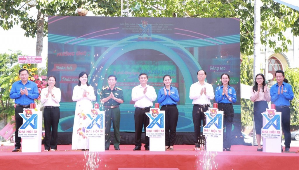 Đồng chí Trần Thị Diễm Trinh, Ủy viên Ban Thường vụ Trung ương Đoàn, Tỉnh ủy viên, Bí thư Tỉnh đoàn Bình Dương cùng lãnh đạo tỉnh tham gia, phát động chương trình thanh niên tình nguyện