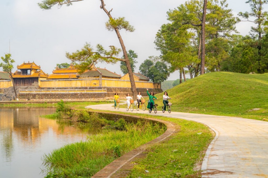 Lăng vua Gia Long có rất nhiều công trình kiến trúc di tích văn hoá và tâm linh hết sức có giá trị xen lẫn vào trong không gian cảnh quan rộng lớn