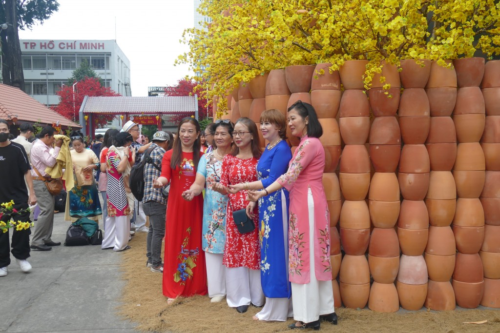 Không chỉ giới trẻ, nhiều cô chú đứng tuổi cũng đến đây du xuân Không chỉ giới trẻ, nhiều cô chú đứng tuổi cũng đến đây du xuân
