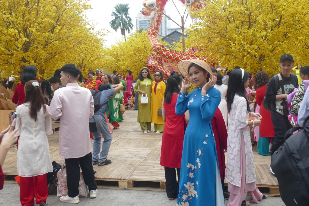 TP Hồ Chí Minh: Sắc xuân trên phố Ông Đồ TP Hồ Chí Minh: Sắc xuân trên phố Ông Đồ