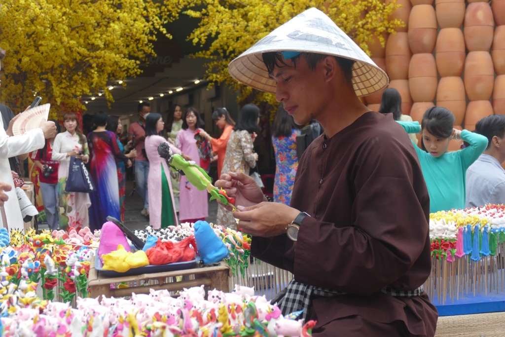 TP Hồ Chí Minh: Sắc xuân trên phố Ông Đồ TP Hồ Chí Minh: Sắc xuân trên phố Ông Đồ