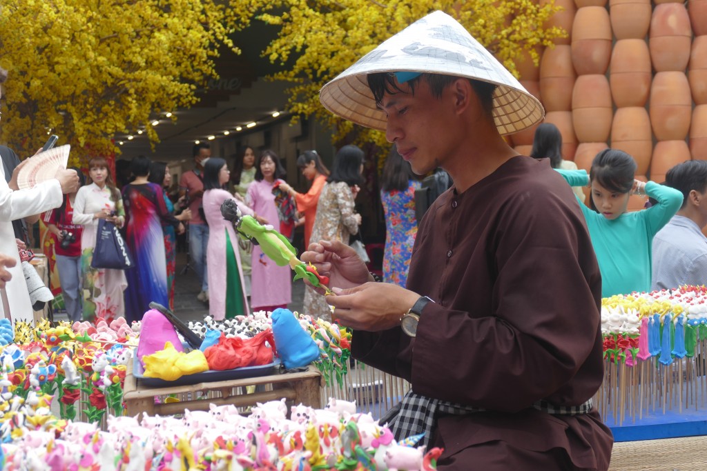 TP Hồ Chí Minh: Sắc xuân trên phố Ông Đồ