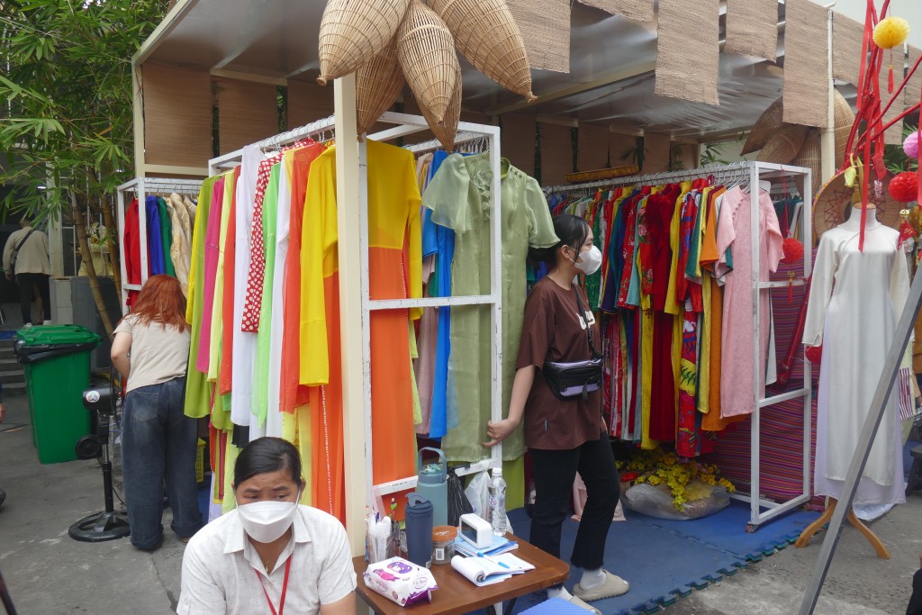 Tại phố Ông đồ TP Hồ Chí Minh còn có những gian hàng cho thuê áo dài, tha hồ cho du khách chọn lựa