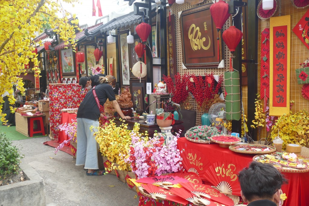 Dọc Nhà Văn hoá Thanh niên là hàng loạt các gian hàng