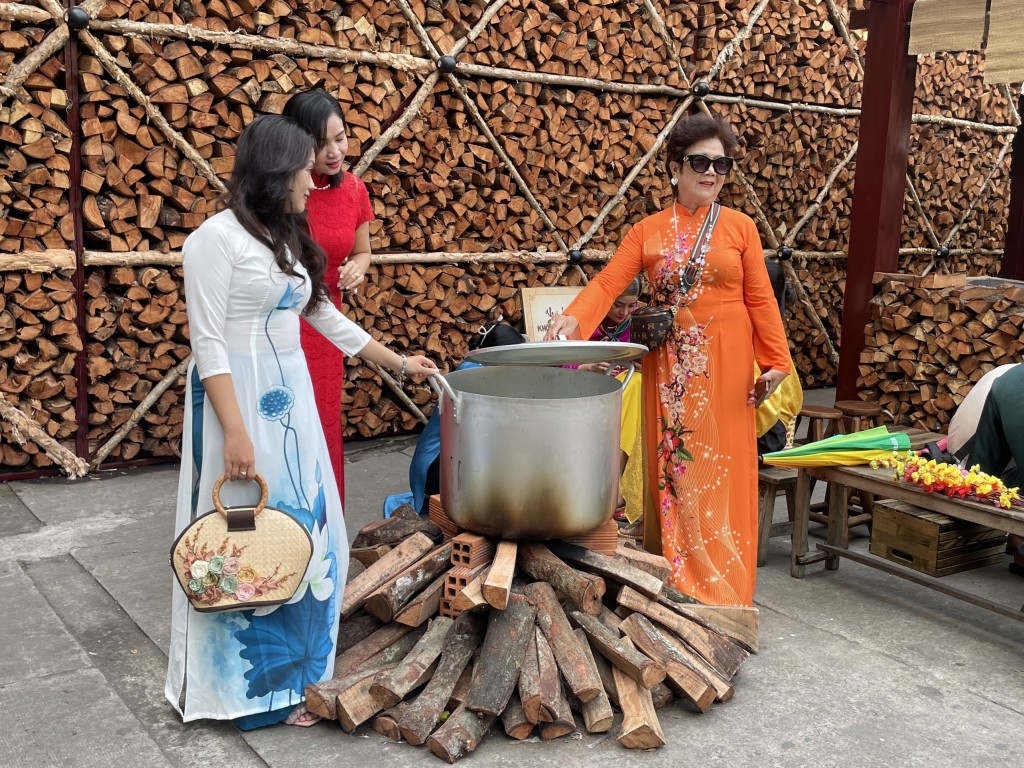 Tiểu cảnh nồi bánh chưng ngày Tết Tiểu cảnh nồi bánh chưng ngày Tết