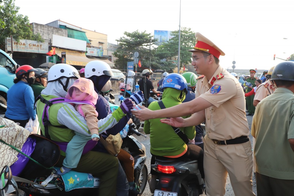 Đại uý Nguyễn Minh Tiến - Bí thư Đoàn Thanh niên Phòng CSGT Công an TP.HCM cho biết, trạm tiếp sức tặng nước suối, bánh mì, mũ bảo hiểm... cho người dân về quê đón Tết nhằm phát huy tinh thần xung kích, tình nguyện của tuổi trẻ đơn vị, qua đó góp phần xây dựng hình ảnh đẹp của lực lượng CSGT trong mắt người dân thành phố và cả nước.