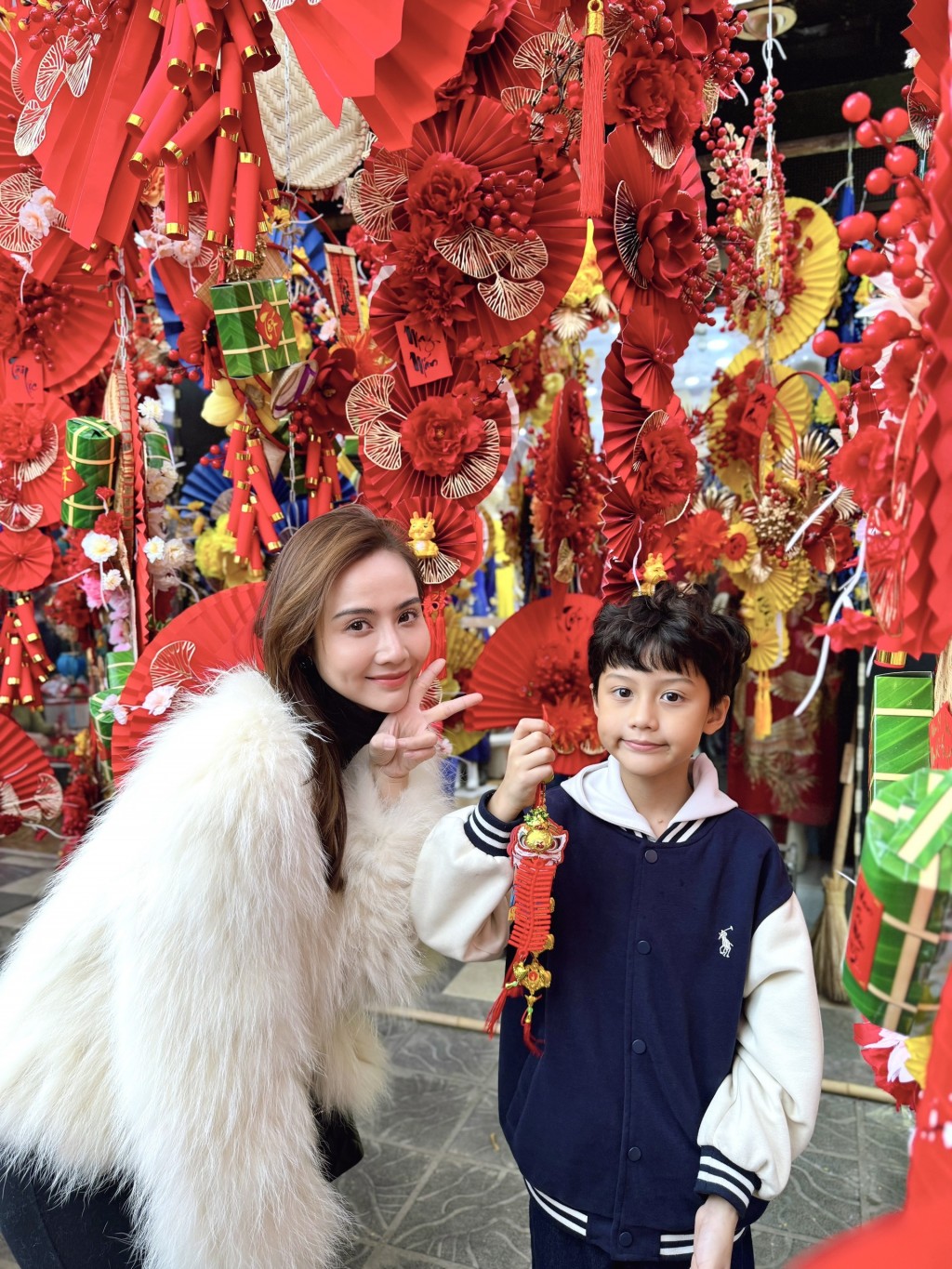 Phan Minh Huyền đưa con trai đi chơi chợ Tết