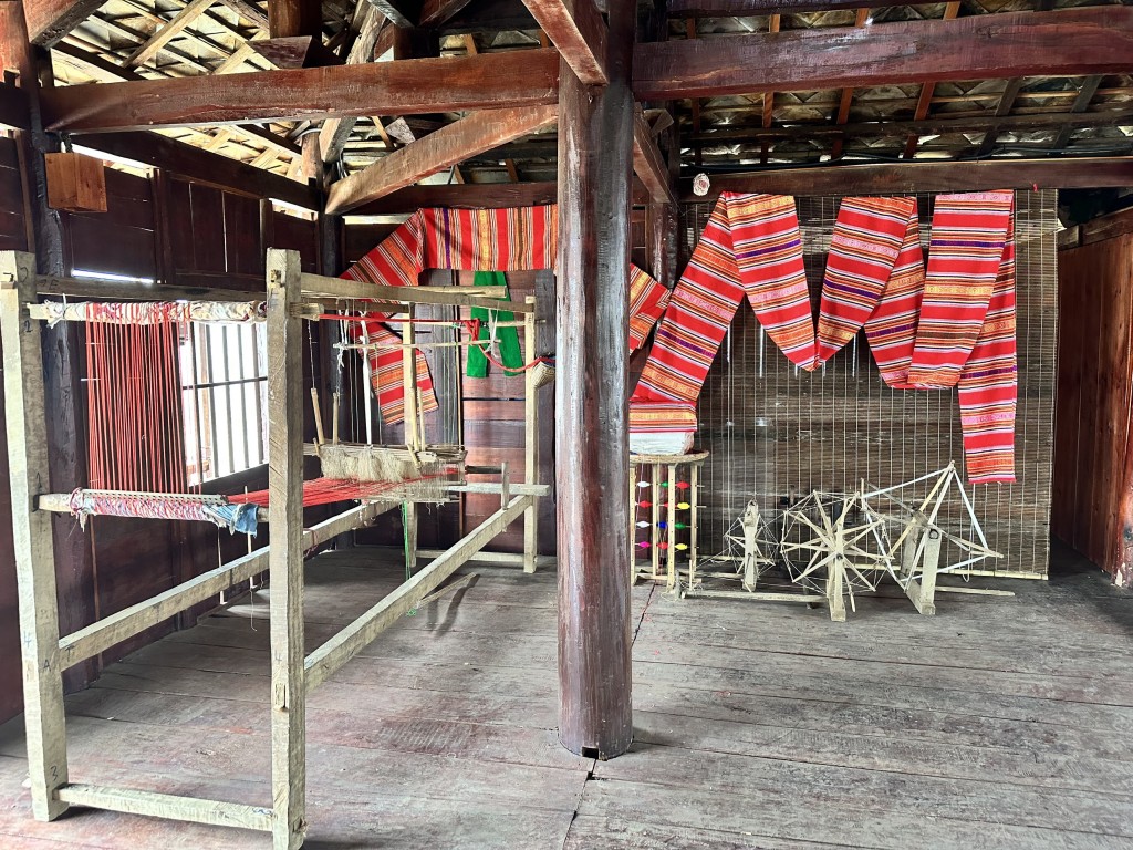 Góc nghệ nhân dệt khăn Piêu dân tộc Thái