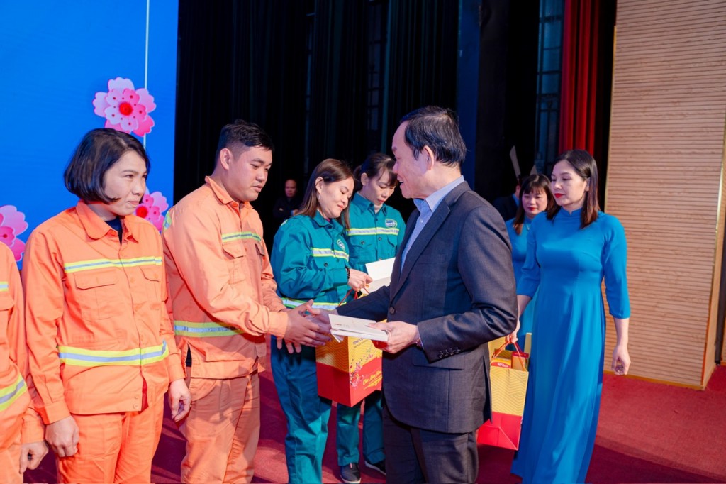 Phó thủ tướng Trần Lưu Quang trao quà tết cho Người lao động