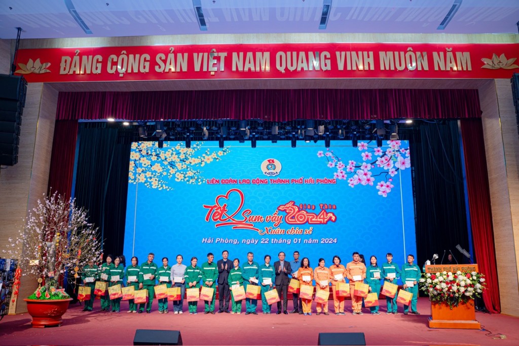 Phó Thủ tướng Trần Lưu Quang trao quà cho công nhân tại buổi lễ Tết sum vầy Xuân chia sẻ 2024 doLiên đoàn Lao động Hải Phòng tổ chức