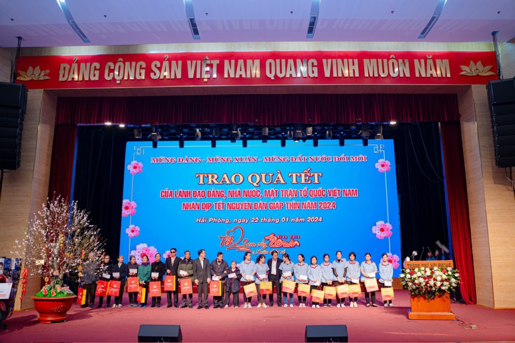 Lãnh đạo Liên đoàn Lao động Việt Nam trao quà tết cho người lao động