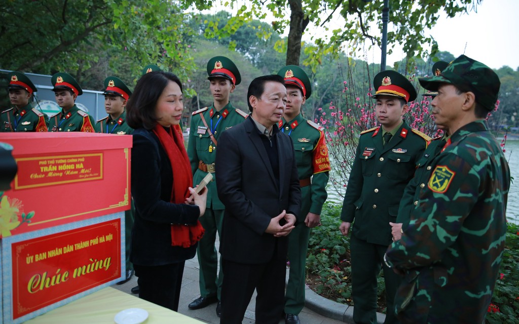 Phó Thủ tướng Trần Hồng Hà chúc các cán bộ, chiến sĩ trận địa pháo hoa hoàn thành tốt nhiệm vụ được giao, bảo đảm an toàn tuyệt đối - Ảnh: VGP/Minh Khôi