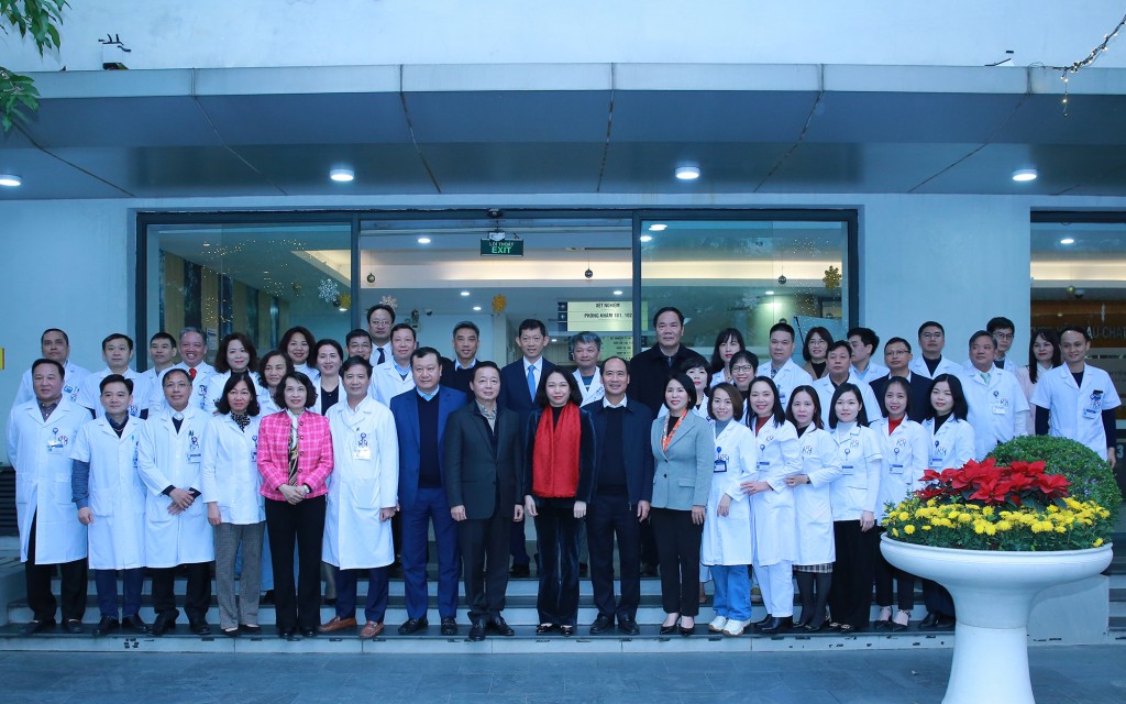 Phó Thủ tướng Trần Hồng Hà mong muốn Bệnh viện Ung bướu Hà Nội theo hướng trở thành trung tâm nghiên cứu, dẫn dắt, đào tạo, chuyển giao các phương pháp, công nghệ điều trị tốt nhất cho các cơ sở y tế tuyến dưới - Ảnh: VGP/Minh Khôi