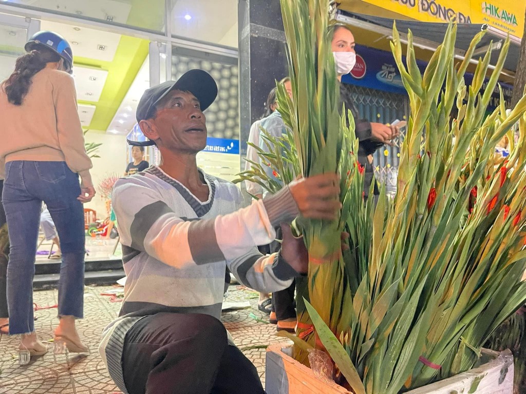 Chợ hoa chiều 30 Tết và tình Người Đà Nẵng