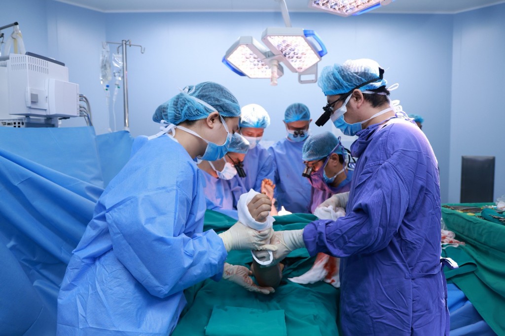 Toàn cảnh phòng phẫu thuật lấy đa mô-tạng