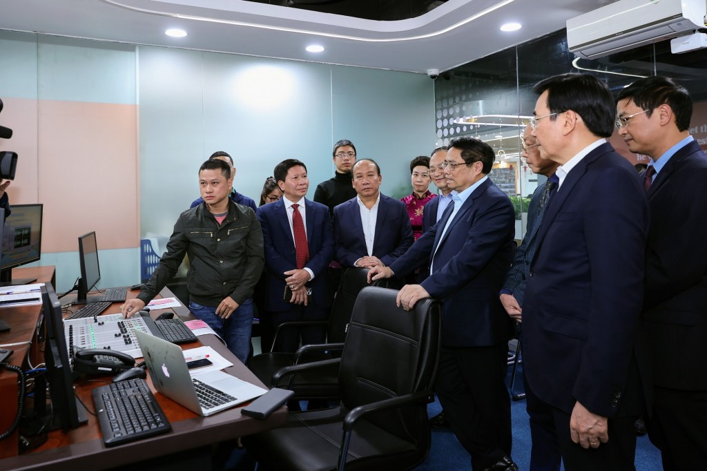 Thủ tướng Phạm Minh Chính kiểm tra công tác ứng trực của VOV tại Kênh VOV Giao thông - Ảnh: VGP/Nhật Bắc