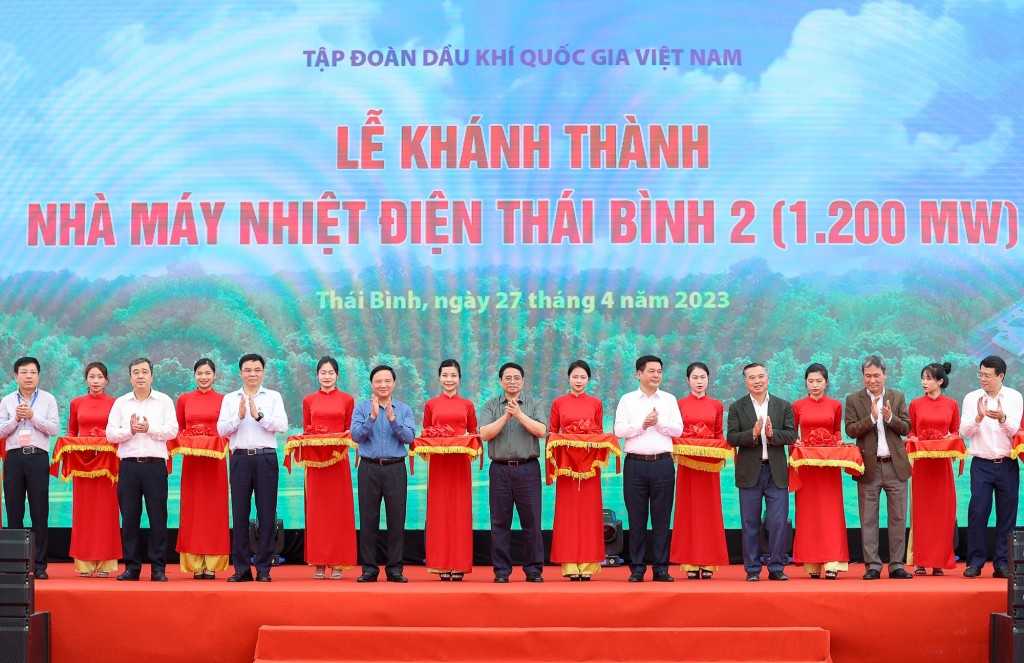 Thủ tướng Phạm Minh Chính và các đại biểu cắt băng khánh thành Nhà máy Nhiệt điện Thái Bình 2 - Ảnh: VGP/Nhật Bắc