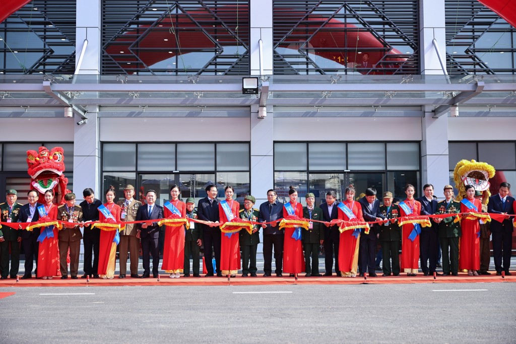 Thủ tướng Chính phủ Phạm Minh Chính dự lễ khánh thành và đưa vào khai thác đồng thời dự án mở rộng sân bay Điện Biên và 03 dự án đường cao tốc trọng điểm quốc gia ngành giao thông vận tải: Dự án cao tốc Tuyên Quang - Phú Thọ kết nối với cao tốc Nội Bài - Lào Cai; dự án cao tốc Mỹ Thuận - Cần Thơ; dự án cầu Mỹ Thuận 2 - Ảnh: VGP/Nhật Bắc