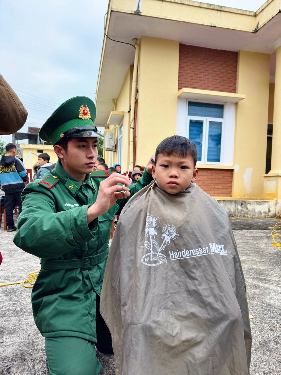 Cán bộ, chiến sỹ Đồn Biên phòng Quảng Đức tham gia tổ chức cắt tóc miễn phí cho các cháu trên địa bàn chuẩn bị vui xuân đón tết
