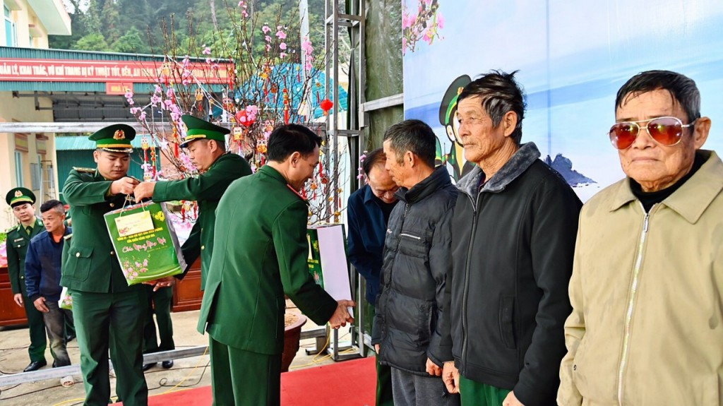 Đại tá Võ Văn Hưng, Phó Chính ủy BĐBP tỉnh Quảng Ninh trao tặng quà cho các gia đình có hoàn cảnh khó khăn, gia đình chính sách, nời già neo đơn trên địa bàn trong Chương trình “Xuân Biên phòng - Ấm lòng dân bản” do BĐBP tỉnh tổ chức