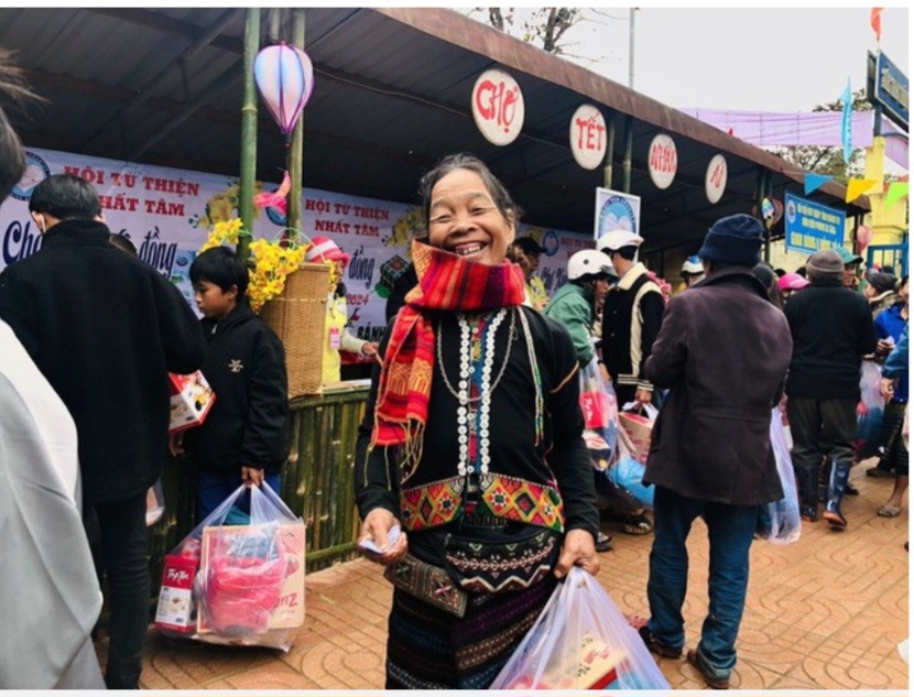 Đại diện Ban chỉ huy Đồn Biên phòng Thanh trac những phần quà cho các gia đình có hoàn cảnh khó khăn trên địa bàn