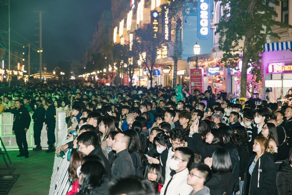 Hàng vạn du khách “cháy hết mình” trong siêu lễ hội âm nhạc đón năm mới tại Grand World