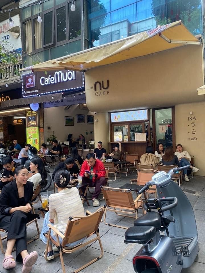 Các quán cafe "xuyên Tết" đông khách