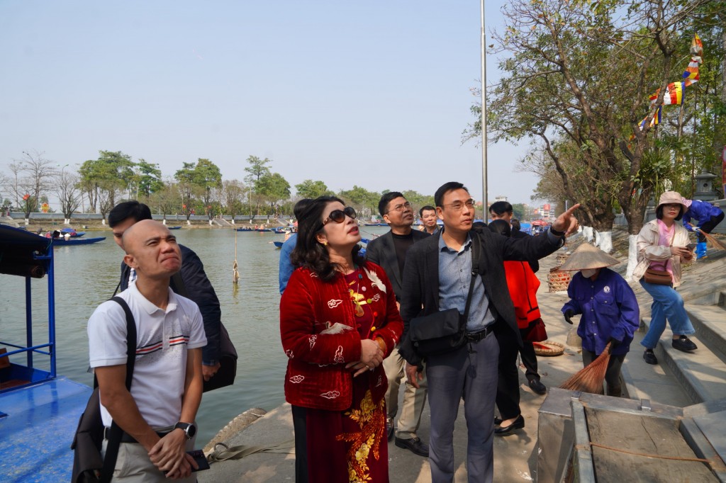 Đoàn kiểm tra của Sở Văn hóa, Thể thao Hà Nội do Phó Giám đốc Trần Thị Vân Anh dẫn đầu đã đi kiểm tra, giám sát việc tổ chức Lễ hội Chùa Hương