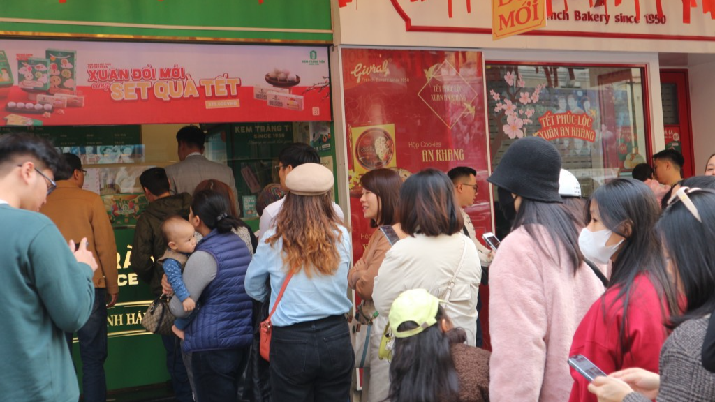 Chen chân mua kem Tràng Tiền trong nắng vàng và se lạnh của Tết Chen chân mua kem Tràng Tiền trong nắng vàng và se lạnh của Tết