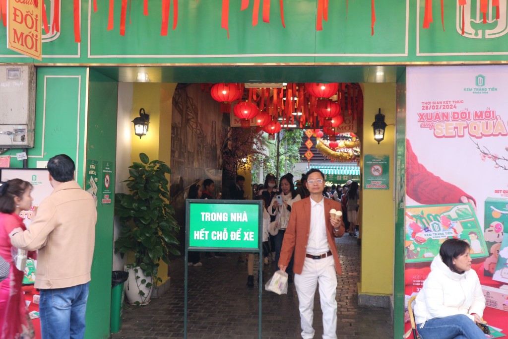 Chen chân mua kem Tràng Tiền trong nắng vàng và se lạnh của Tết Chen chân mua kem Tràng Tiền trong nắng vàng và se lạnh của Tết