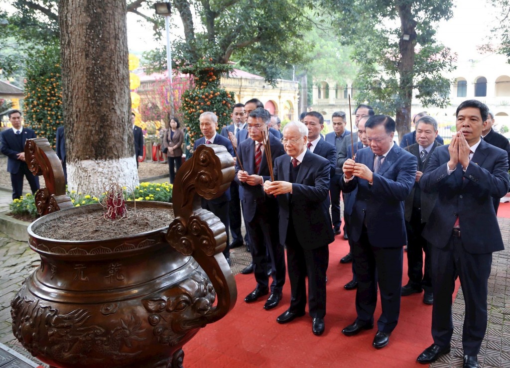 Tổng Bí thư Nguyễn Phú Trọng dâng hương tại Điện Kính Thiên.