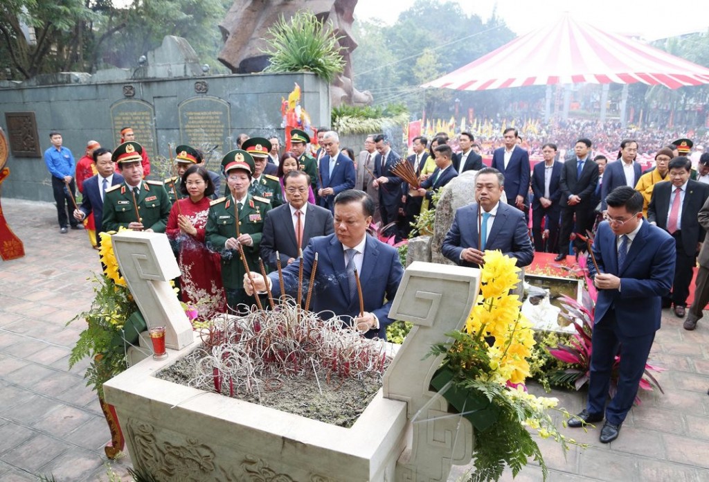 Bí thư Thành ủy Hà Nội Đinh Tiến Dùng và các đồng chí lãnh đạo thành phố Hà Nội tưởng nhớ Hoàng đế Quang Trung - Nguyễn Huệ.