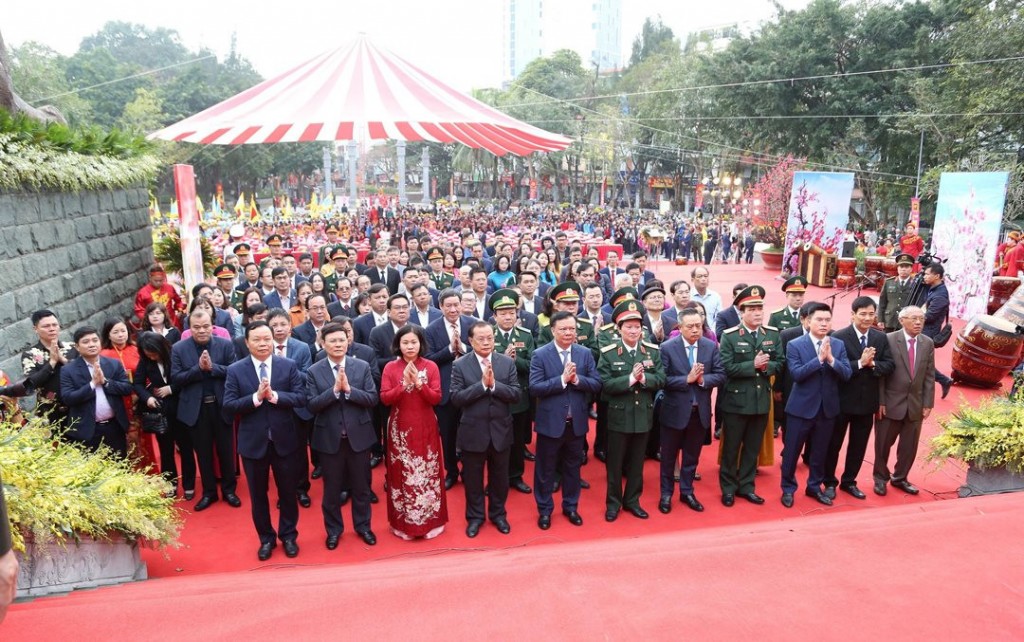 Bí thư Thành ủy Hà Nội Đinh Tiến Dùng và các đồng chí lãnh đạo thành phố Hà Nội tưởng nhớ Hoàng đế Quang Trung - Nguyễn Huệ.
