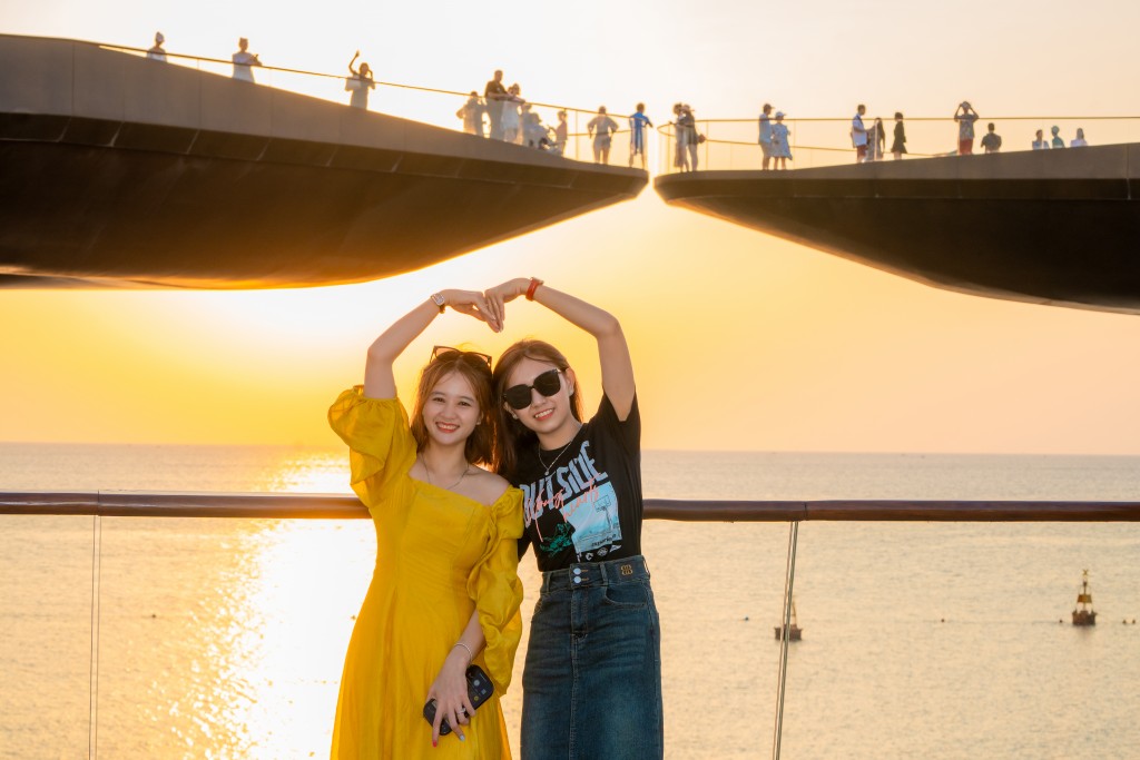Nhiều khu du lịch bùng nổ du khách đầu xuân Giáp Thìn