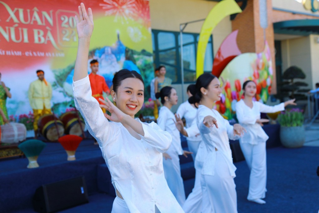 Nhiều khu du lịch bùng nổ du khách đầu xuân Giáp Thìn